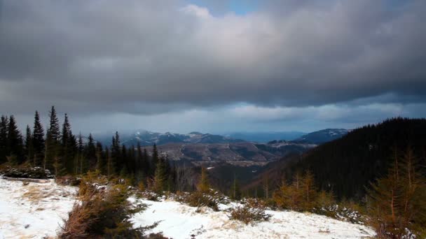 Hermoso amanecer de invierno en las montañas — Vídeo de stock