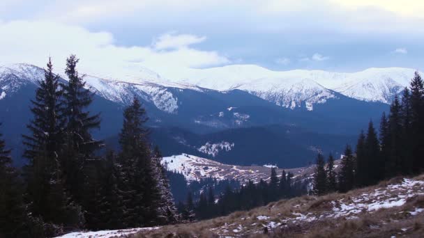 Belo nascer do sol de inverno nas montanhas — Vídeo de Stock