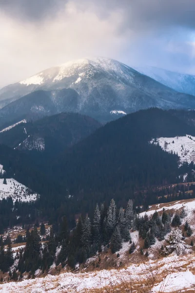 Dramatik ışık ile kış dağlarda günbatımı — Stok fotoğraf