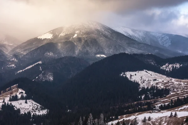 Sunset in winter mountains with dramatic light — Stock Photo, Image
