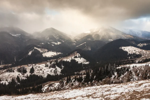 Sunset in winter mountains with dramatic light — Stock Photo, Image