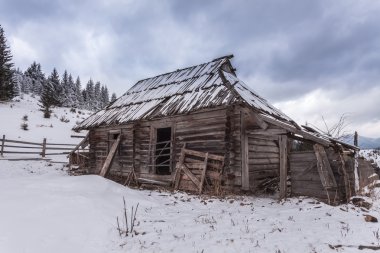 Kışın ormandaki ahşap ev