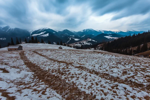 Montagnes enneigées avant la tempête . — Photo