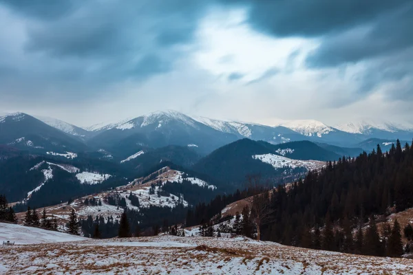 Zasněžené hory před bouří. — Stock fotografie