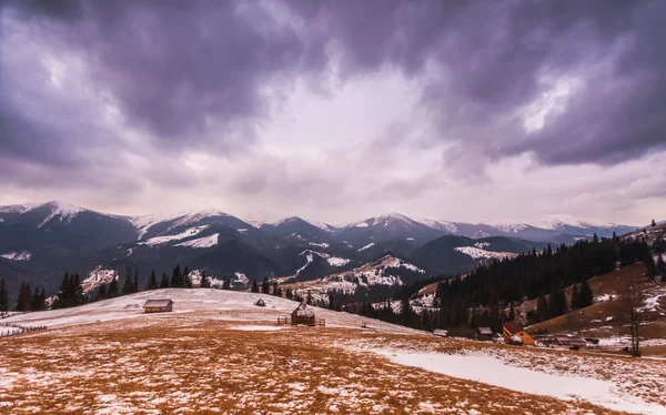 Montagnes enneigées avant la tempête . — Photo