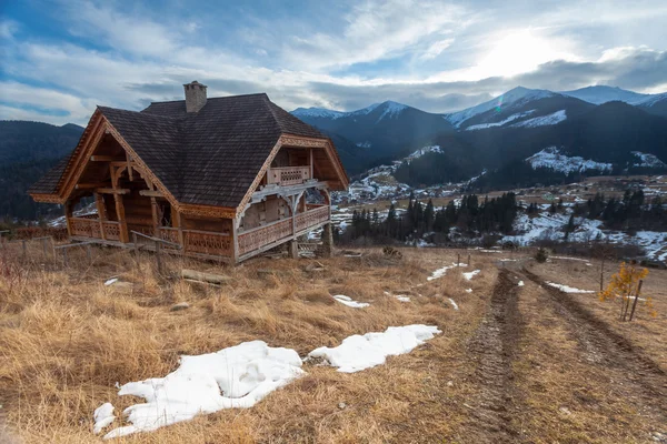 Houten huis in winterbos — Stockfoto