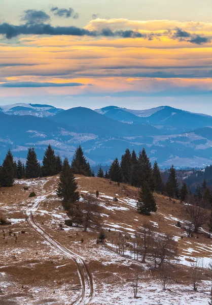 Fantastiskt vinterlandskap på kvällen. dramatisk mulen himmel. — Stockfoto