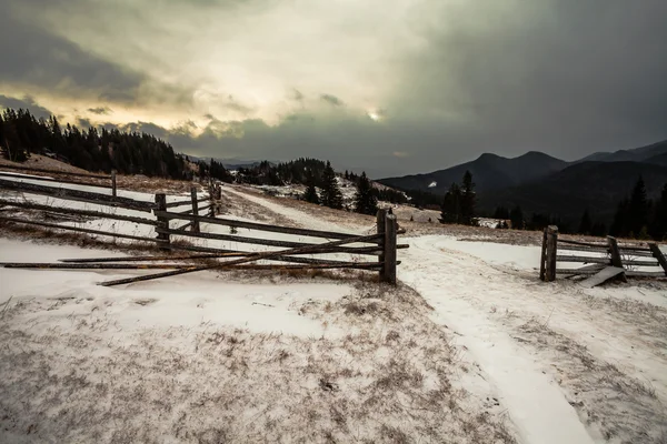 Snöiga berg innan stormen. — Stockfoto