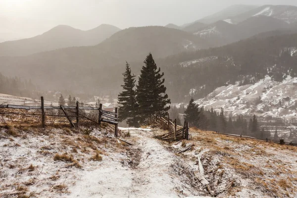 Schneebedeckte Berge vor Sturm. — Stockfoto