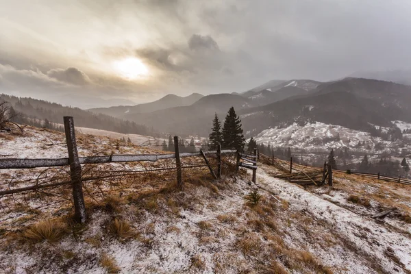 Snöiga berg innan stormen. — Stockfoto