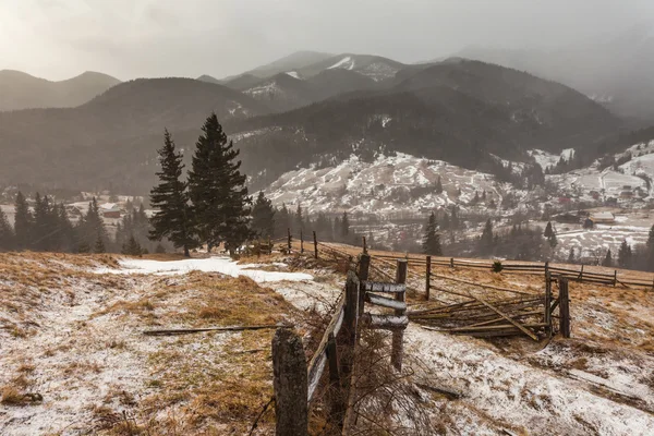 暴风雨前的雪山. — 图库照片