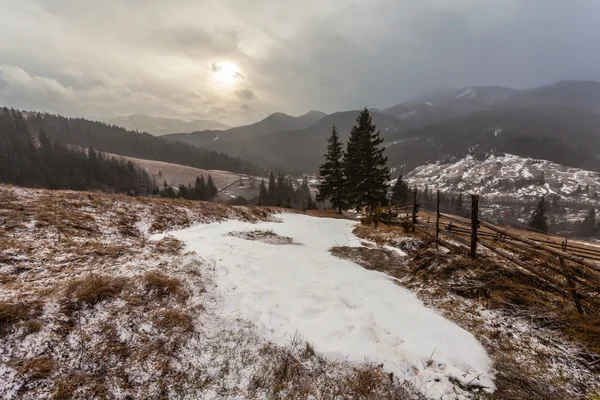 Schneebedeckte Berge vor Sturm. — Stockfoto