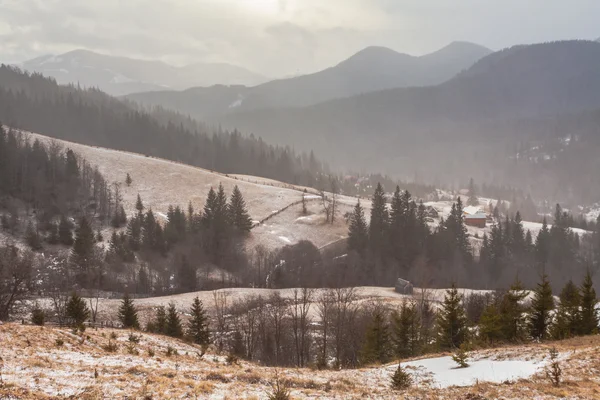 Snöiga berg innan stormen. — Stockfoto