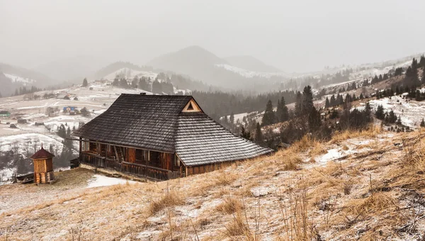 Casa de madera en bosque de invierno — Foto de Stock