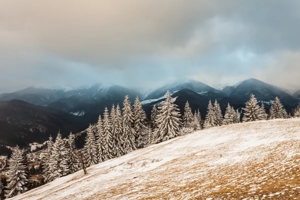 Hiver enneigé sommets de montagne en Europe — Photo