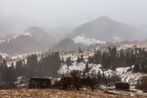 Limpiando la tormenta de nieve en las montañas rocosas —  Fotos de Stock