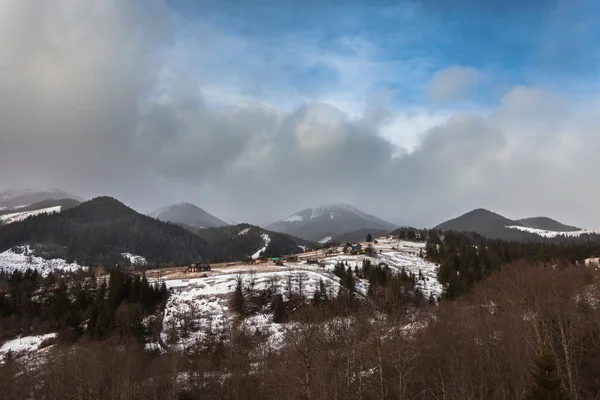 冬季冰雪覆盖的山峰在欧洲 — 图库照片