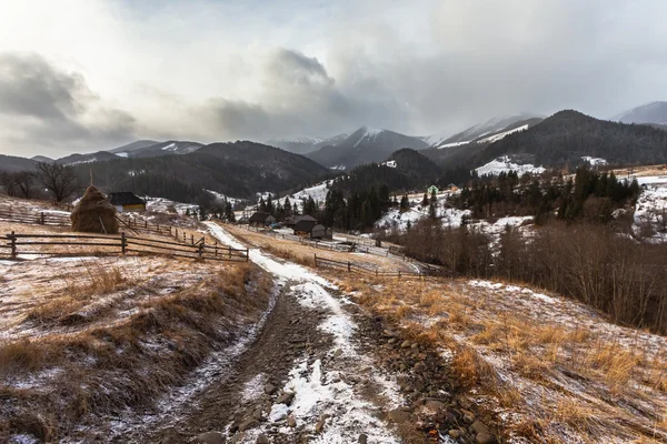 Winter schneebedeckte Berggipfel in Europa — Stockfoto