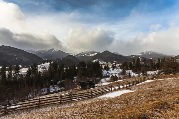 冬季冰雪覆盖的山峰在欧洲 — 图库照片