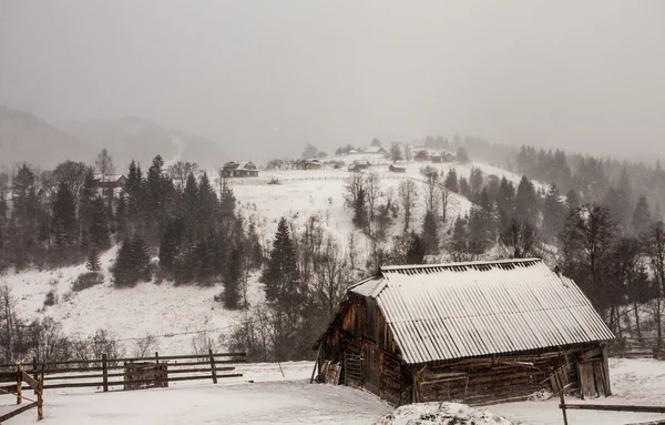 Chýše ve sněhu — Stock fotografie