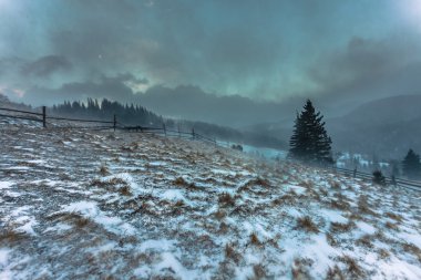 Kar fırtınası. Dağlarda kış