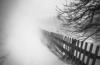 Kar fırtınası. Dağlarda kış