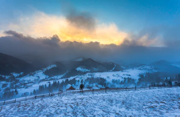 Tempête de neige. L'hiver dans les montagnes — Photo