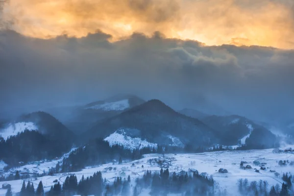 Una tormenta de nieve. Invierno en las montañas — Foto de Stock