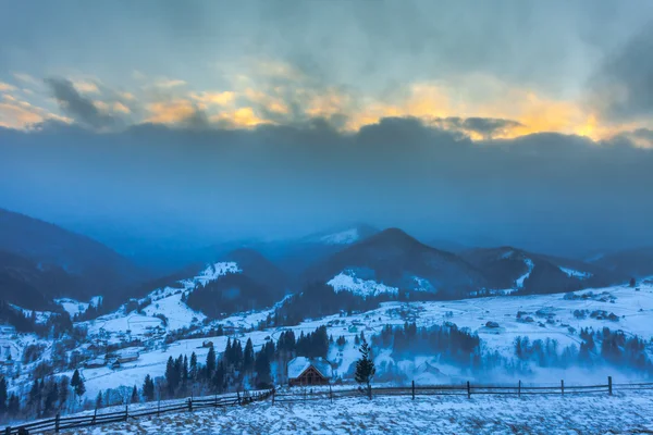 Tempête de neige. L'hiver dans les montagnes — Photo