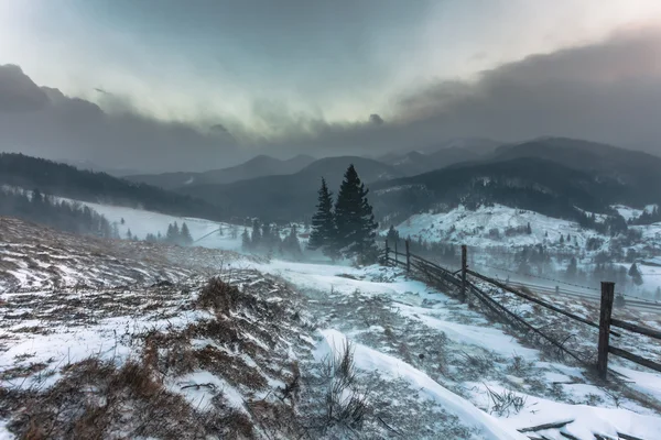 Hóvihar. Télen a hegyekben — Stock Fotó