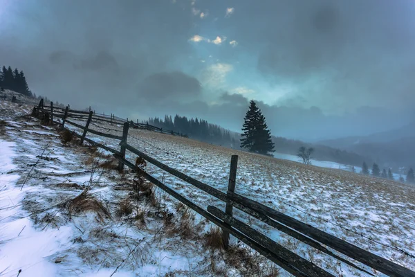 Снігова буря. Зима в горах — стокове фото