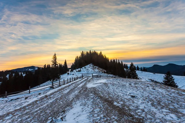 Mooie winter zonsopgang in de bergen — Stockfoto