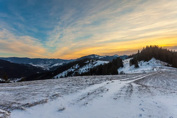 Bella alba invernale in montagna — Foto Stock