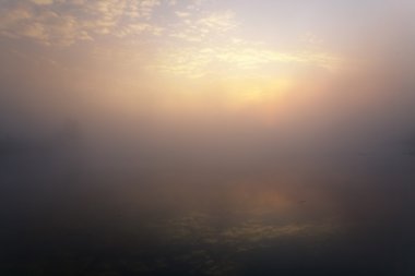 sis, gündoğumu ile göl