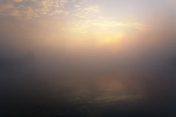 Lago com o nevoeiro ao nascer do sol — Fotografia de Stock