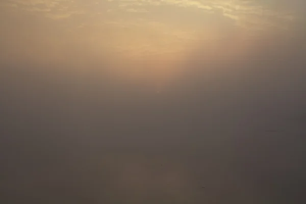 Lac avec le brouillard au lever du soleil — Photo