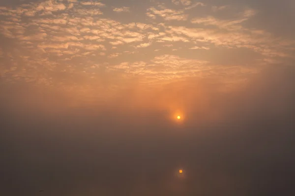 Lac avec le brouillard au lever du soleil — Photo