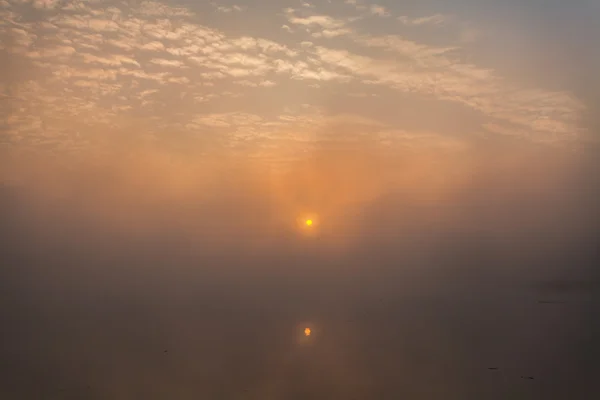 Lac avec le brouillard au lever du soleil — Photo