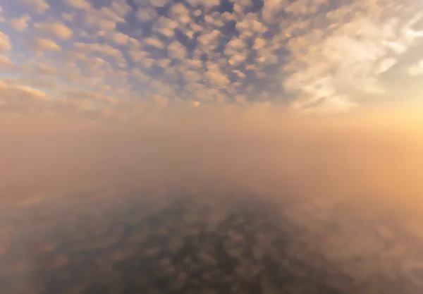 Πρωινό με ομίχλη στο ποτάμι και σύννεφα που καθρεφτίζονται στο νερό — Φωτογραφία Αρχείου