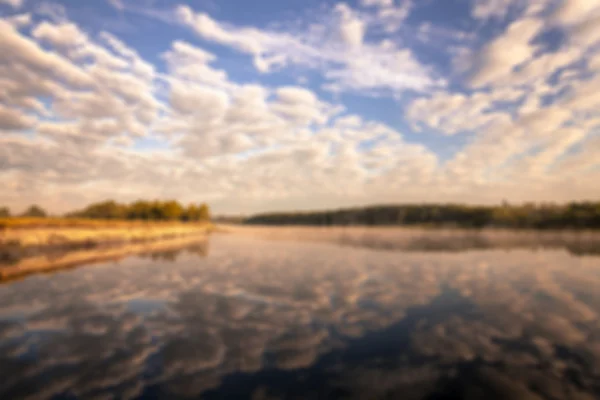 Mistige ochtend op de rivier en de wolken weerspiegeld in water — Stockfoto