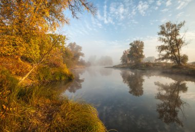 nehir kıyısında sonbahar ahşap
