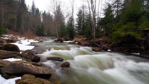 Nahaufnahme abstrakter Blick auf rauschendes Wasser, das den Fluss hinunterfließt — Stockvideo