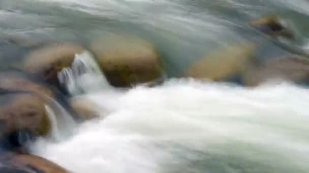 Vista de cerca abstracta del agua corriendo que fluye río abajo — Vídeos de Stock