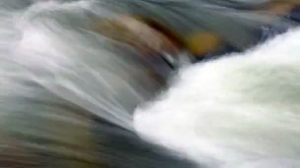 Vista de cerca abstracta del agua corriendo que fluye río abajo — Vídeo de stock