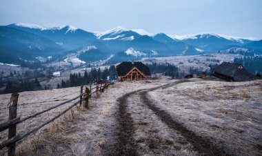 Dev dağlarla peyzaj sabah bulutlu gökyüzü altında. 