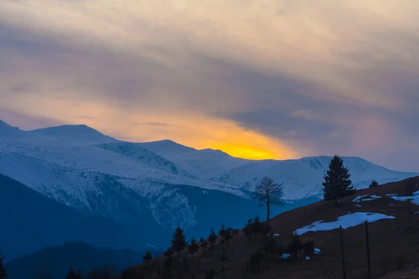 Majestuosas montañas paisaje bajo el cielo de la mañana con nubes . — Foto de Stock