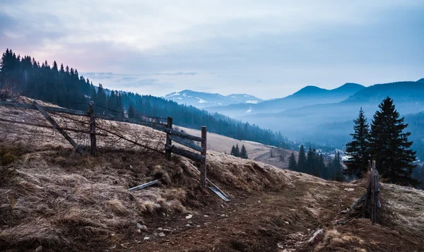 Majestätische Berglandschaft unter Morgenhimmel mit Wolken. — Stockfoto