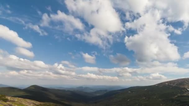 Cenário com picos de montanha e céu nublado — Vídeo de Stock