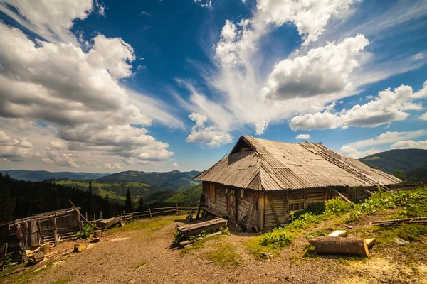 Старый деревянный традиционный дом в горах — стоковое фото