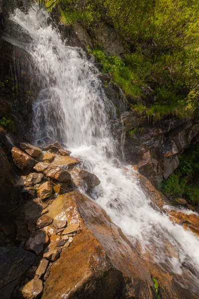 Beautiful small waterfall In Mountains, Ukraine. — Stock Photo, Image